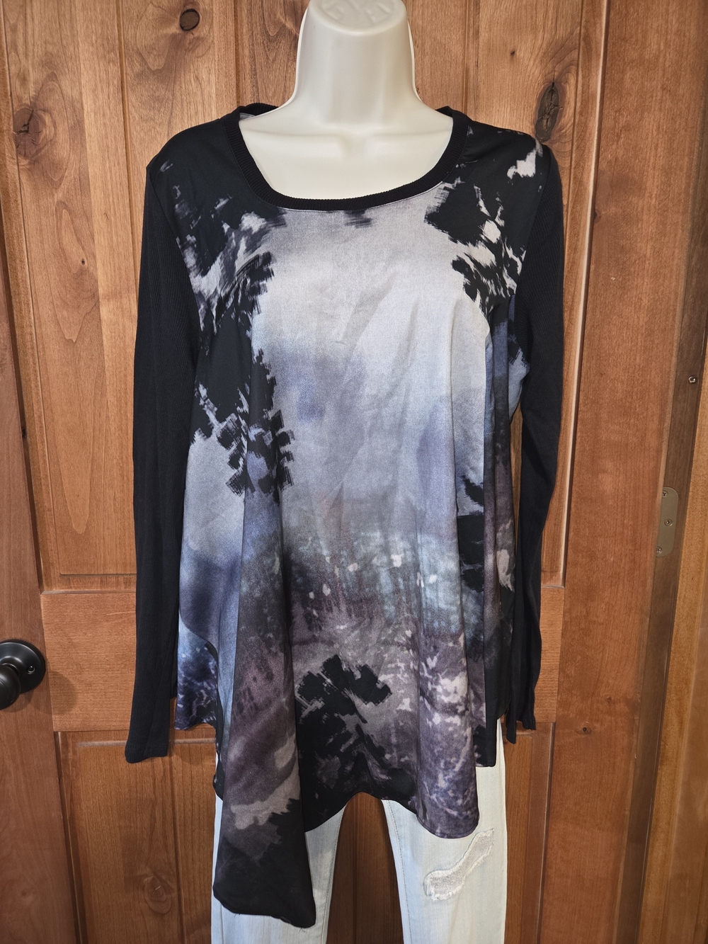Simply‎ Vera Vera Wang Black and Gray Scenic Long Sleeve Tunic